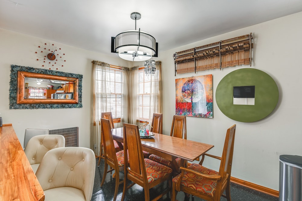 6 Mi to Downtown: 70s-themed Home in Nashville!