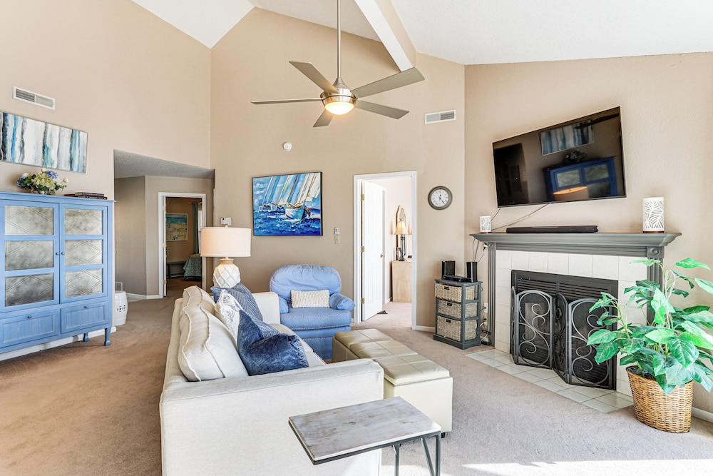 Patio, Views & Pools: Lake of the Ozarks Condo!