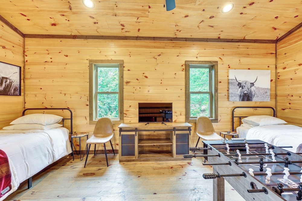 Hot Tub & Deck: Riverfront Mccaysville Cabin!