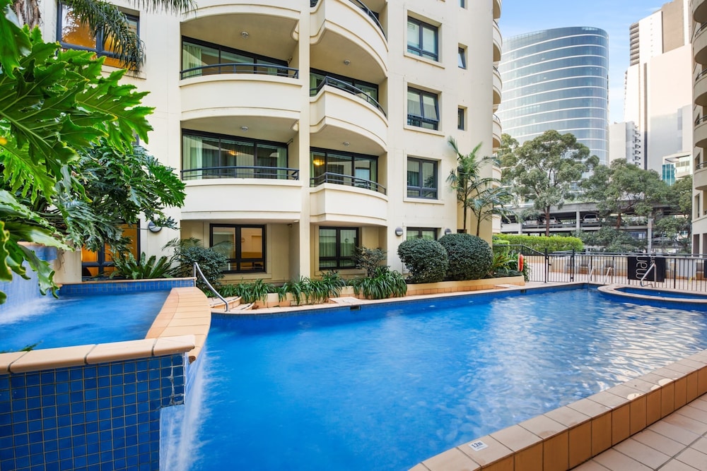 Contemporary 1-bed First Floor Unit With Pool
