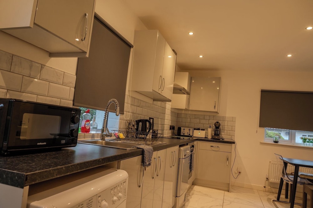4br-sleeps8-privategarden-freeparking