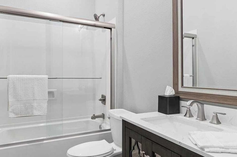 Sleeps 18! 7bdr, Backyard Pool, Walk to Beach Miramar Beach Jewel by Avantstay