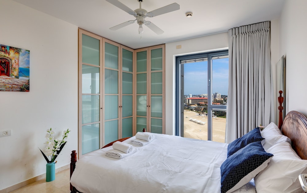 Beach Front Stylish Hugh 2DBR view 4
