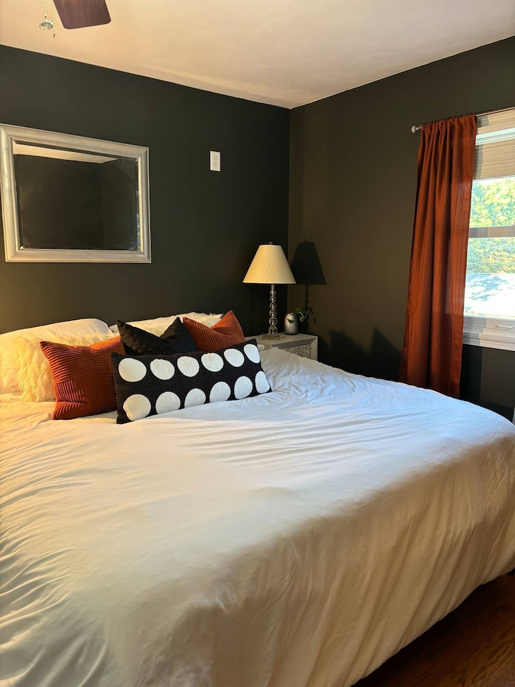 Luxury Modern Stay - 2000 Sqft