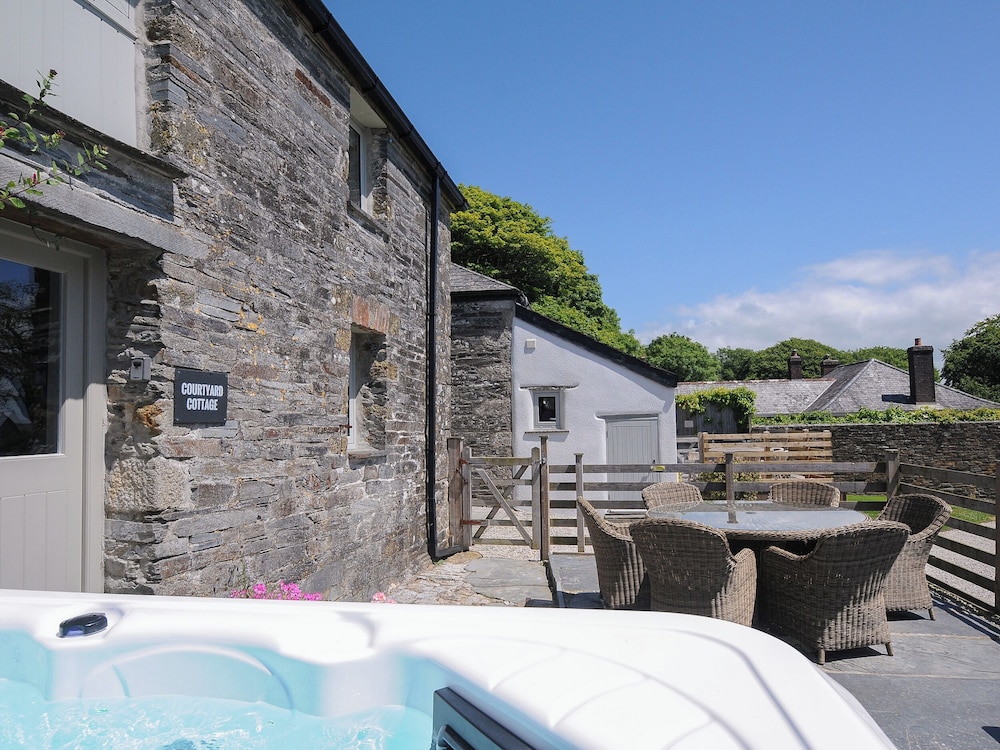 Courtyard Cottage - Within the Helland Barton Farm Collection