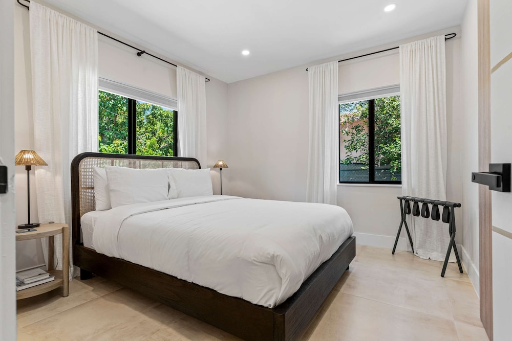 Casa Siesta Modern by Design District Hot Tub