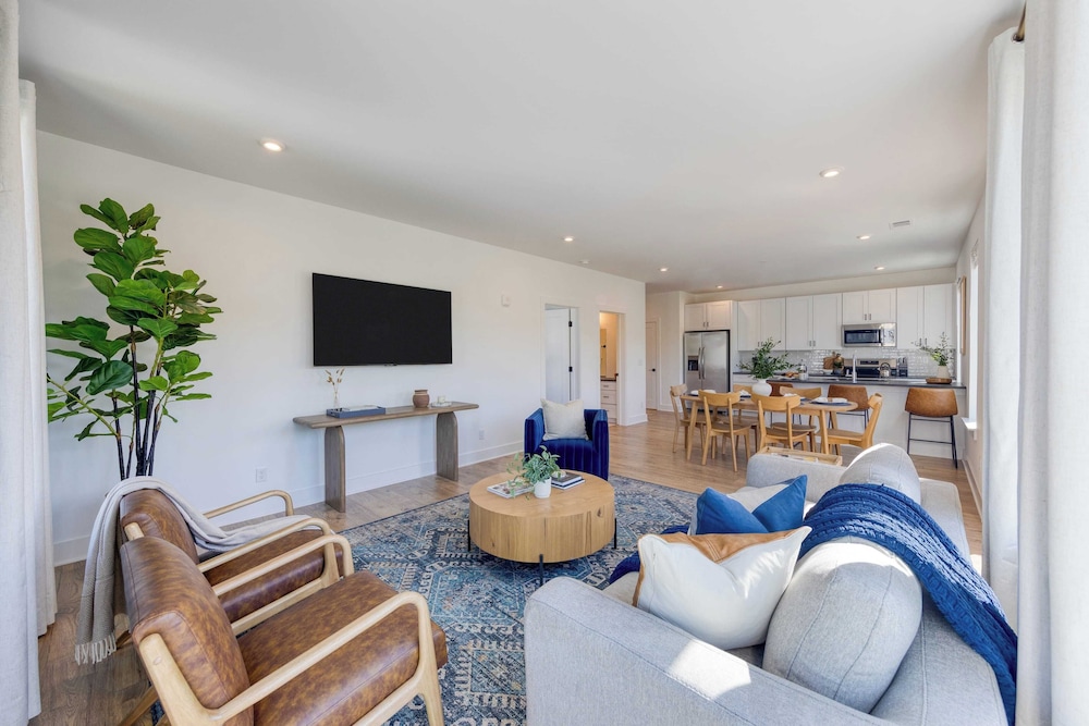 13 Modern Condos Near Downtown Nashville 26 Total Bedrooms, Sleeps 90 The Heights by Avantstay