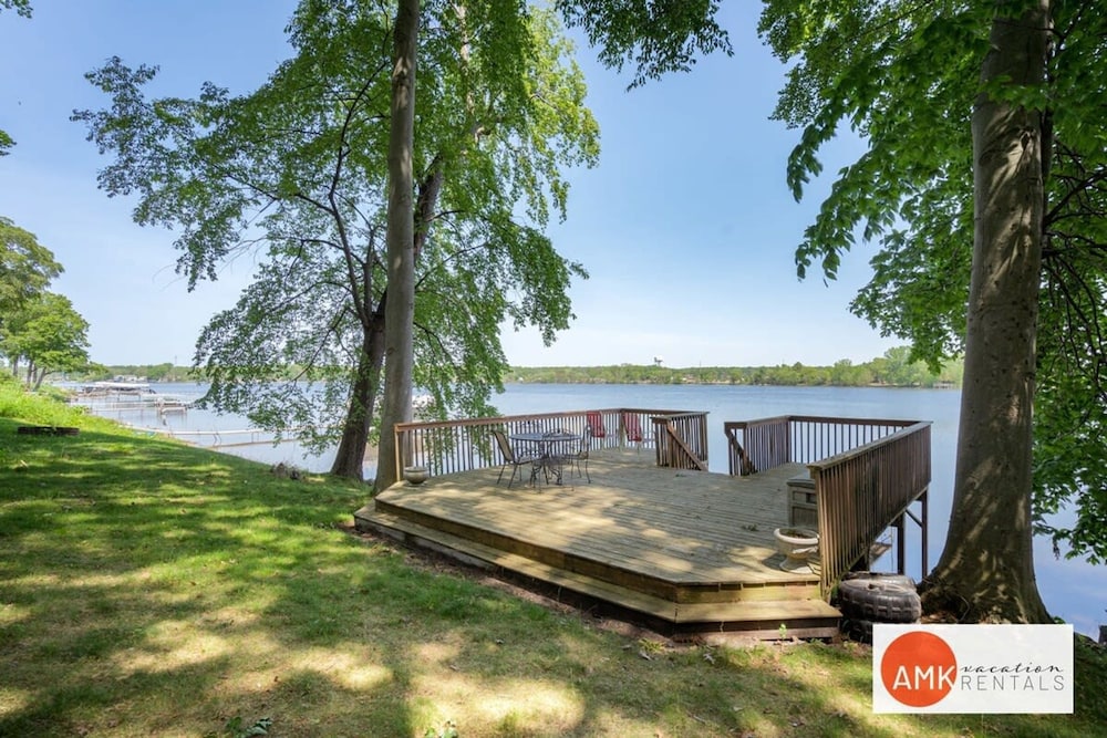 Lakeside Retreat - Waterfront Quiet Neighborhood
