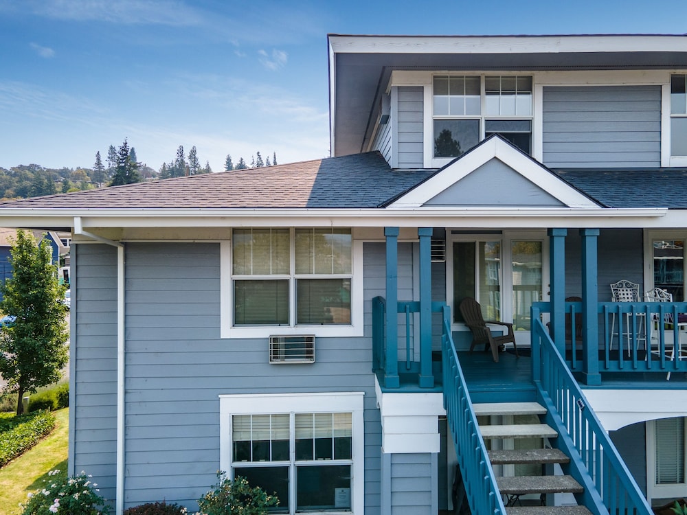 04 Lodge 1 Bedroom Condo by RedAwning view 4