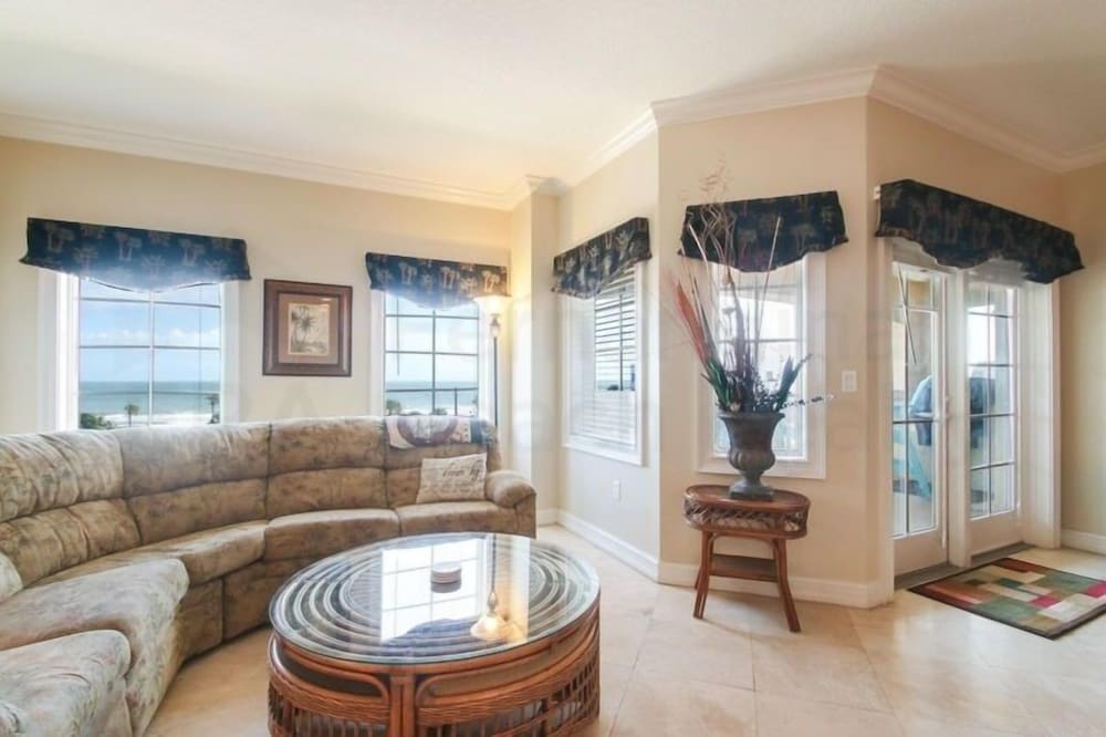 Deluxe Condo at the heart of Main Beach by RedAwning