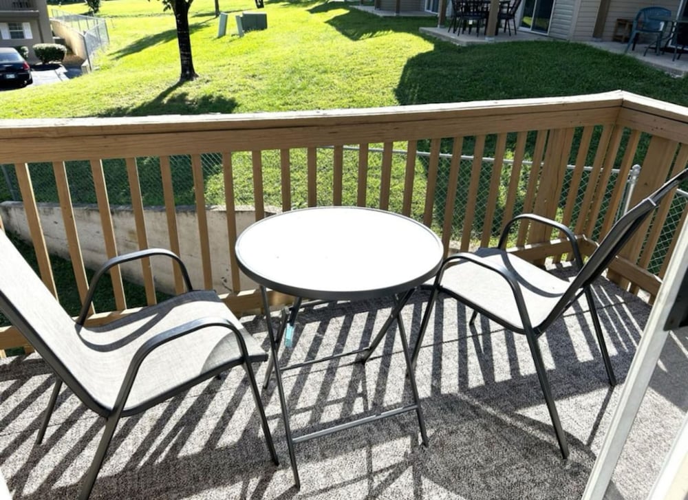 Corner Top Floor Fall Creek Convenient to 76