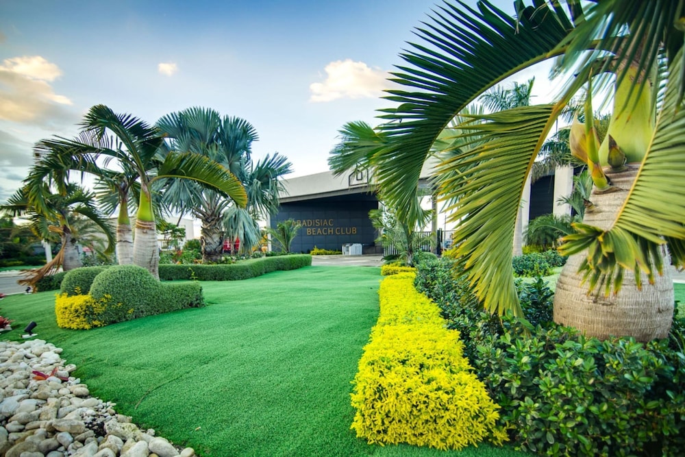 Sun-soaked Paradisiac Escape 3BR Private Beach Pool