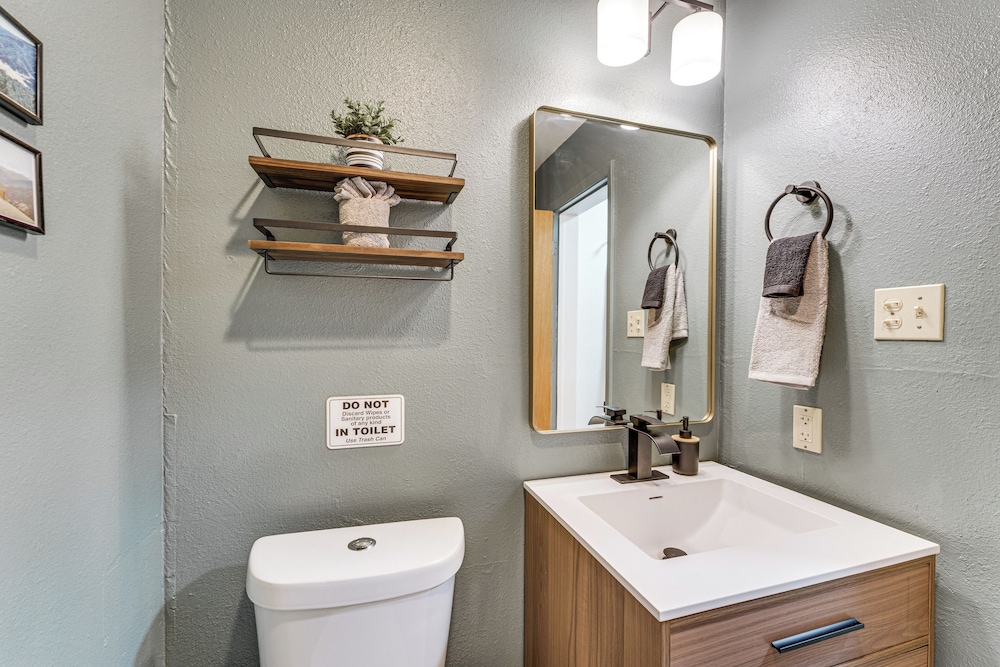 Easy Red River Ski Access! Outdoor Adventure Condo