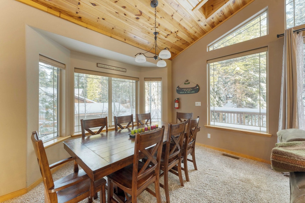 Cherry Hills Spacious Tahoe Cabin With Deck, Fireplace & Open Interiors