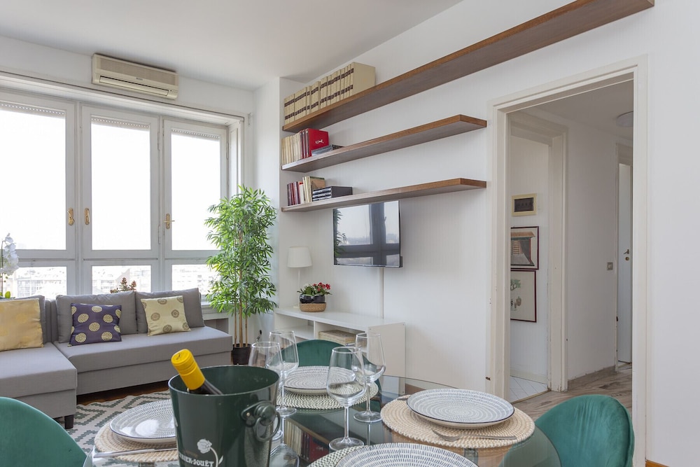 Skyline view Biancamano 1 bdr with balcony by Rentopolis