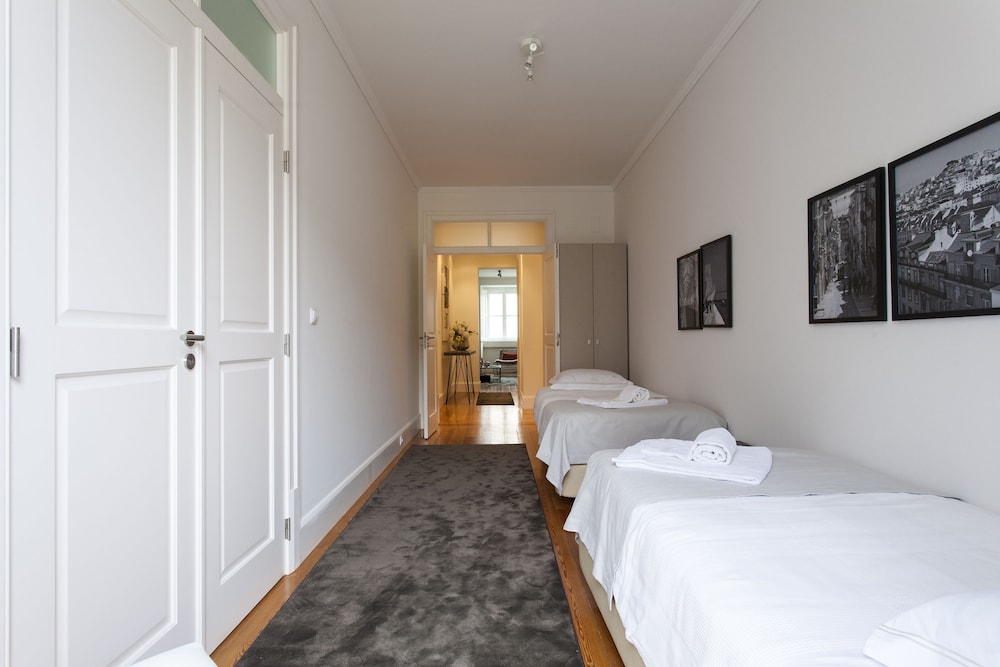 JOIVY Stylish 2BR Apt w/balcony at the heart of Baixa