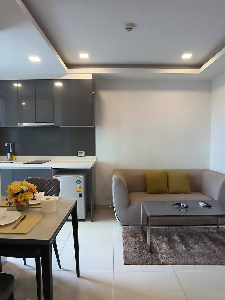 Luxurious Pattaya Apartment With Pool Access