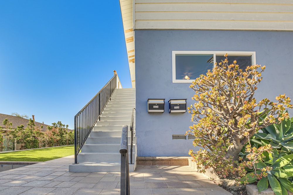 3 Mi to Balboa Park: Water-view Condo w/ Balcony