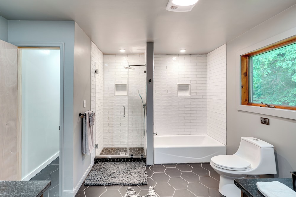 Hot Tub & Theater Room: Getaway in Falling Waters