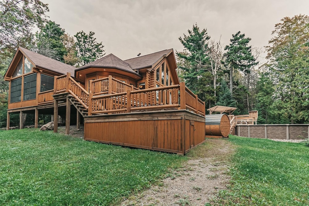 Harfang 51 - Stunning log Cottage With Private hot tub Pool and Scandinavian dry Barrel Sauna