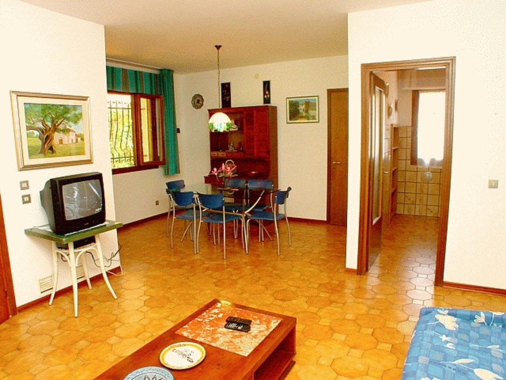 3 Room Flat With Wi-fi and Private Patio in a Green Area of Lignano Sabbiadoro