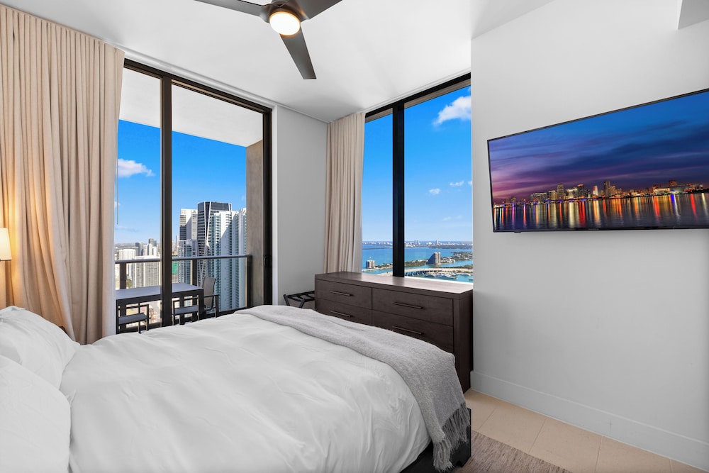 Luxury 49FL Condo with City Views