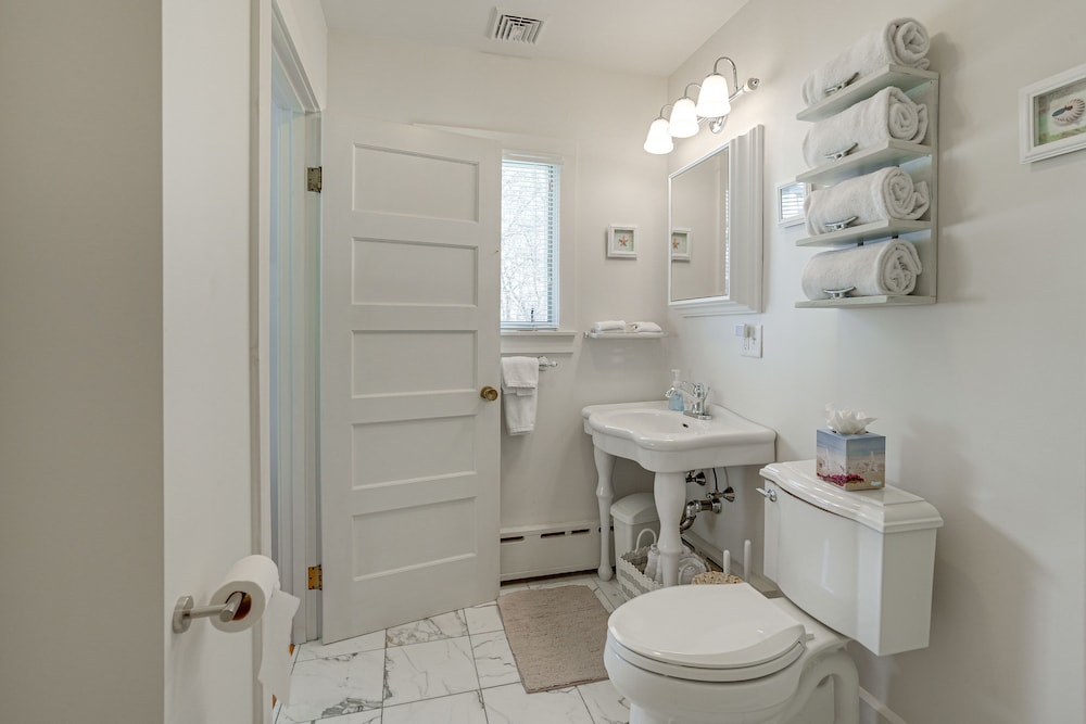Gloucester Home w/ Large Yard: 1 Mi to Beach!