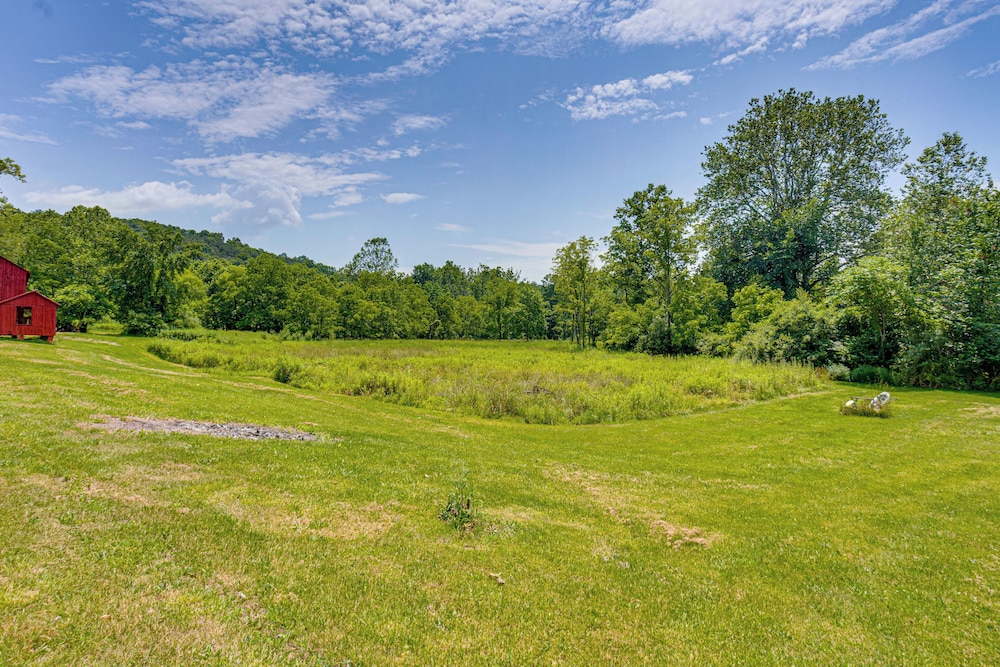 Honey Bee Farm On-site: Susquehanna Valley Apt!
