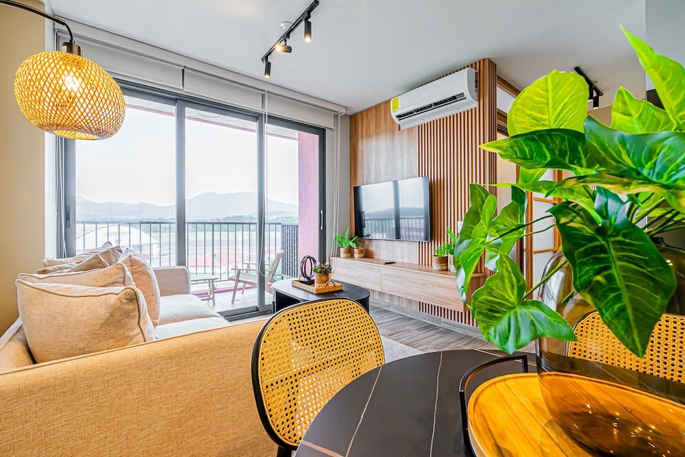 w Regal 1BR w Great Deco in Centriqo