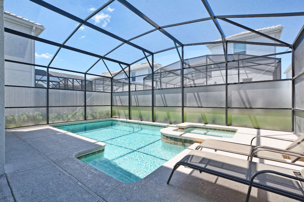 Spacious 6 Bed Home With Pool in Prime Storey Lake