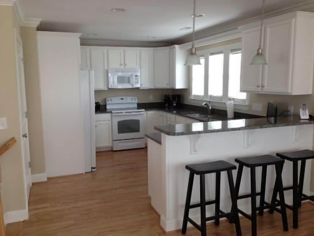 Fishers By The Sea 4 Bedroom Home by RedAwning view 5