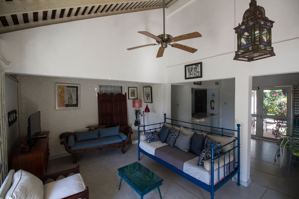 Yellow Canary Beach Villa