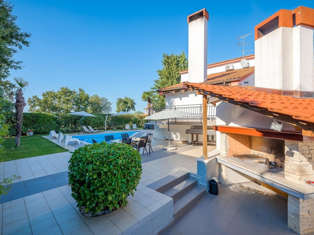 Scenic Villa With Private Garden