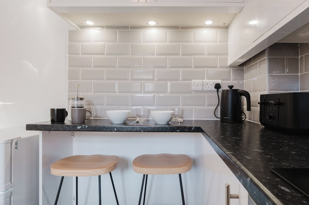 Corner House - Bright 2BD in Cheltenham