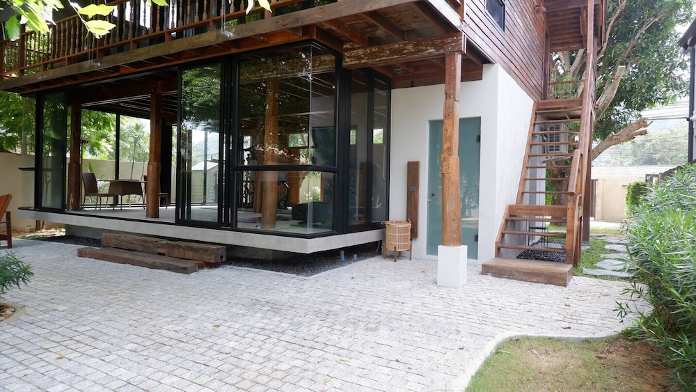 Kalamari Luxury Beach Front Villa