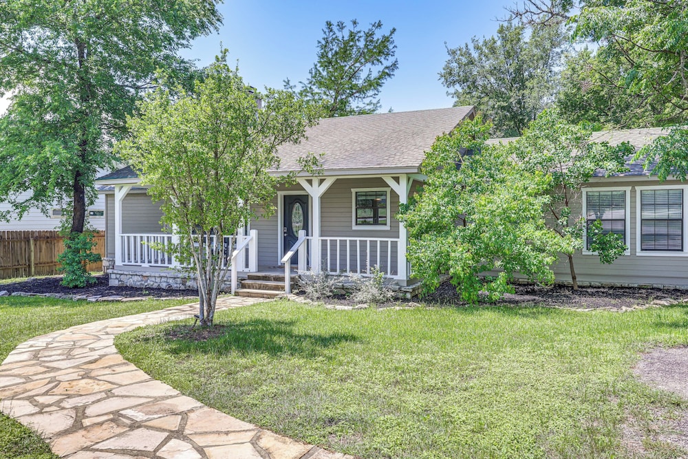3 Mi to Boerne Lake: Getaway w/ Deck & Yard!