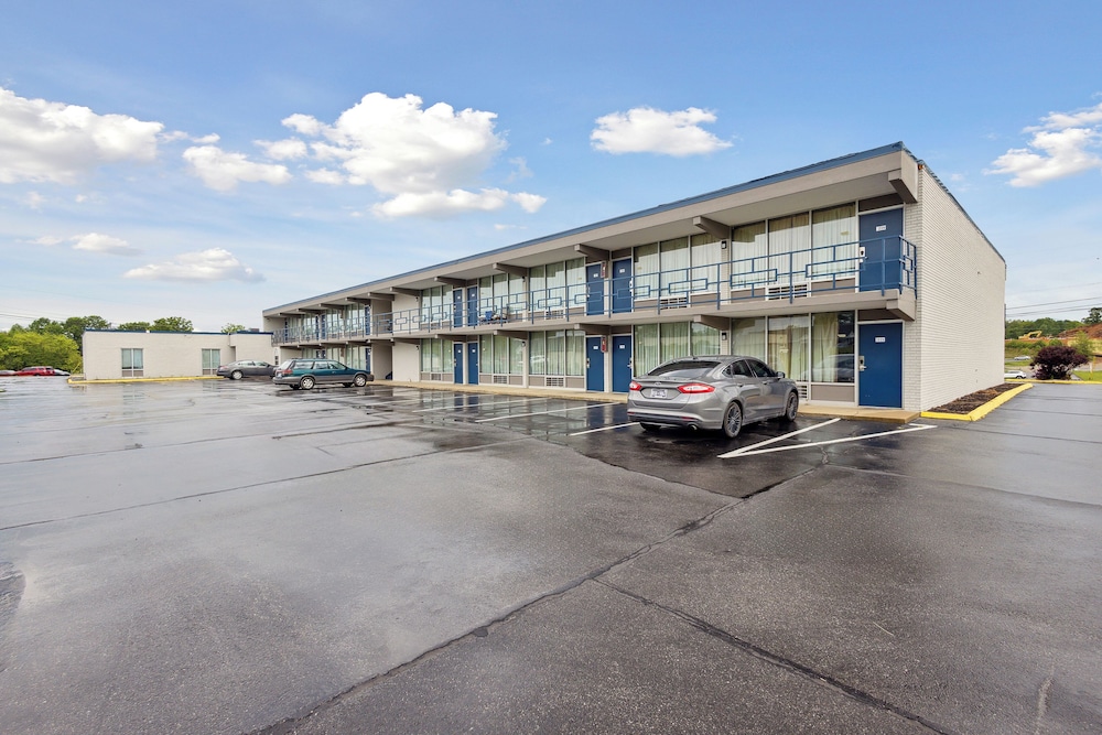 Relax inn by OYO Greeneville Near Hwy US-321