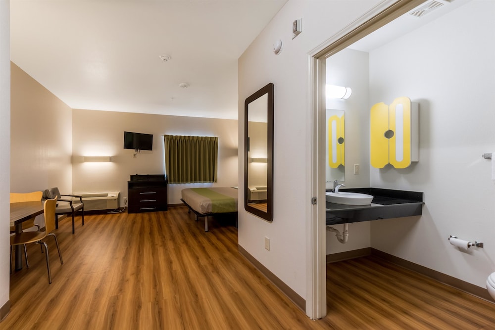 San Antonio Vacations - Super 8 by Wyndham Kenedy - Property Image 46