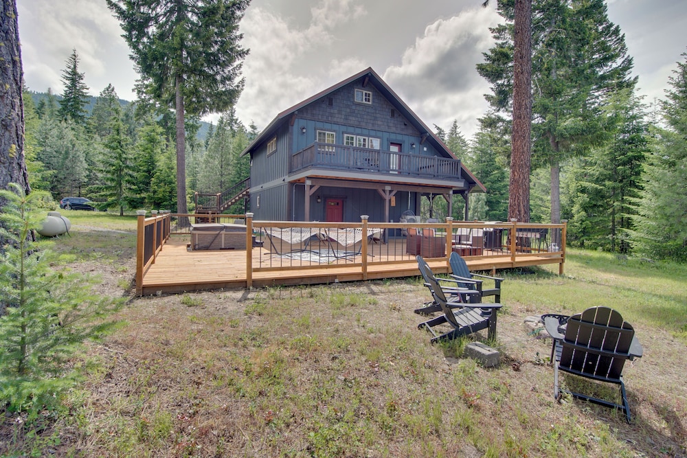 Cle Elum Cabin w/ Hot Tub, Fire Pit & Deck!
