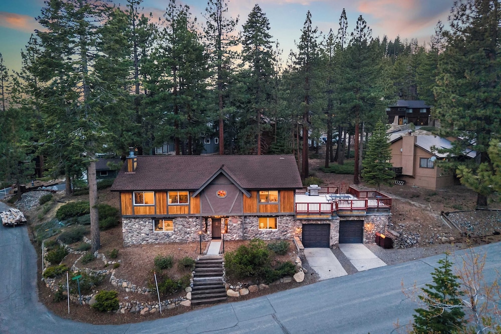 Geraldine Drive by Avantstay Hot Tub, Views, Walk to Trails + Game Room