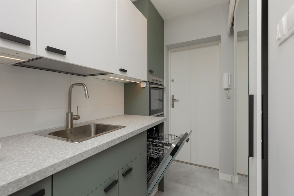 Stylish Studio Ochota by Renters view 4