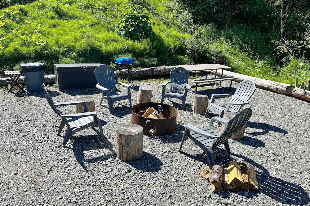 On-site Kenai River Fishing: Soldotna Apartment!
