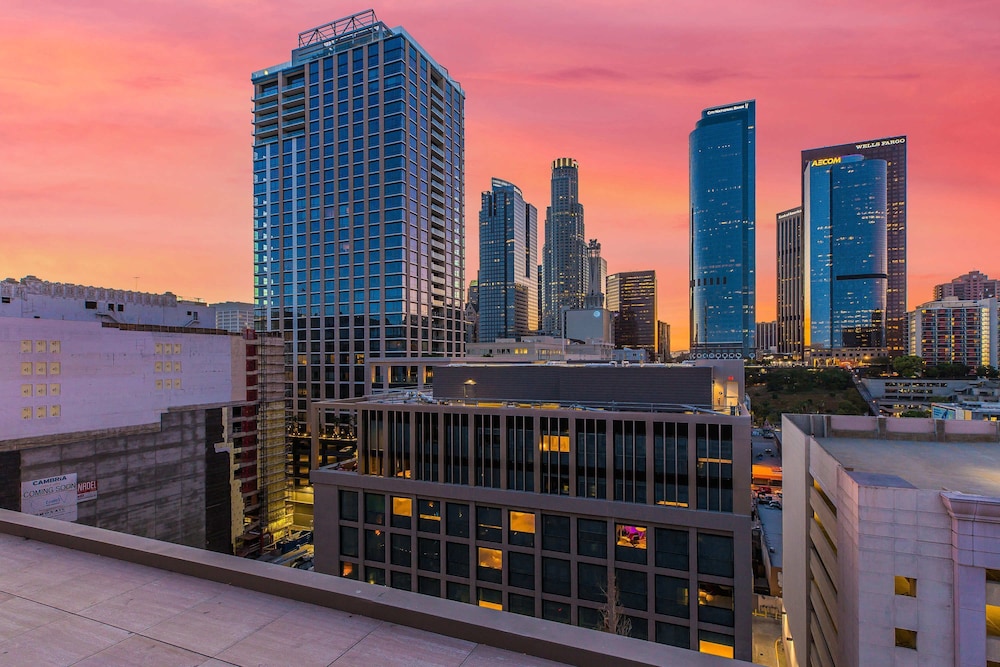 Stylish Deluxe 1BR At HWH by Oneluxstay