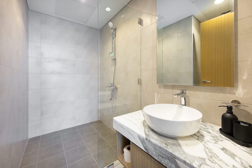 Modern Luxe 2BR in Business Bay