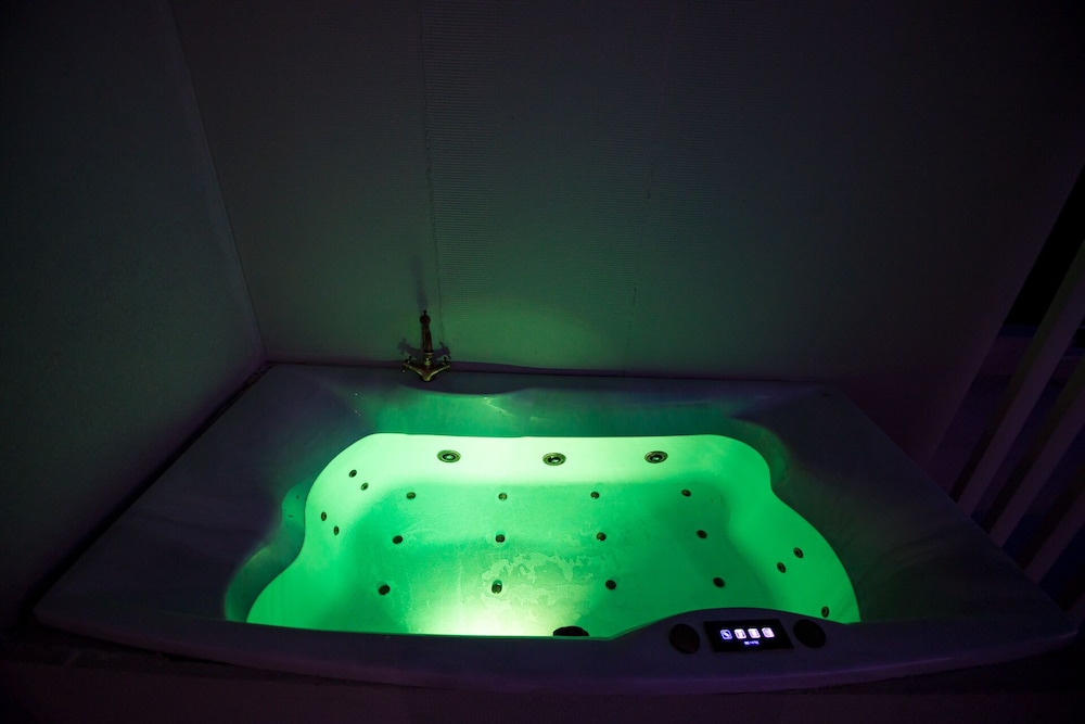 IO Luxury Pool & Hot Tub Suites photo 5