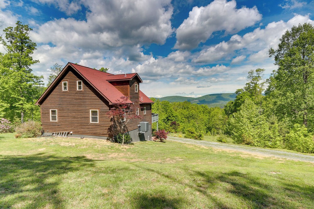 Hot Tub + Game Room: Peaceful Wardensville Cabin