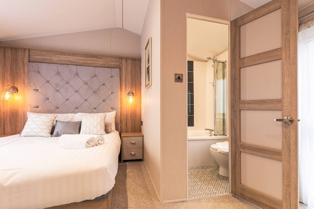 Host Stay Lakeside Retreat