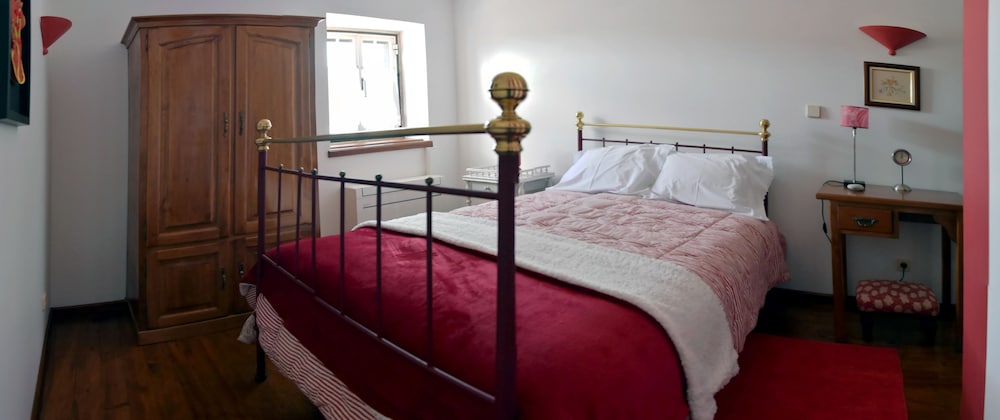 Дома do Adro en Soure — hotel room