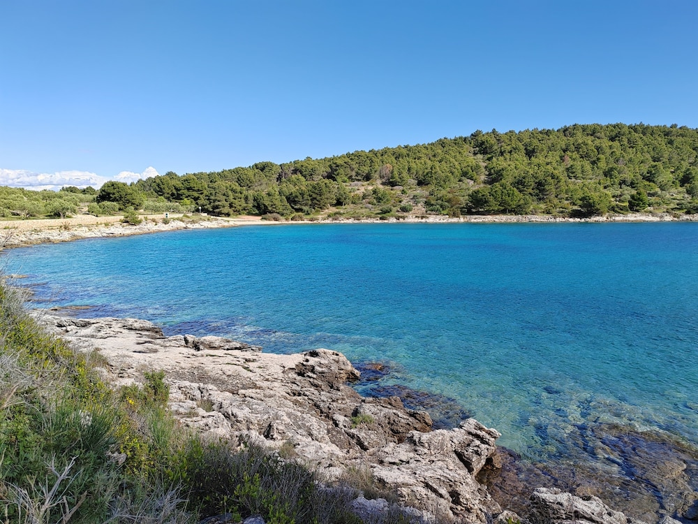 Stunning 2-bed House in Jezera With Sea Views