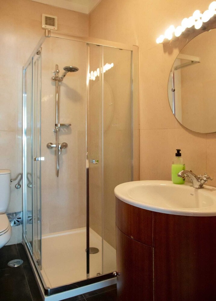 Fig Tree Family House w 4 Bedrooms, Garden & Pool view 5